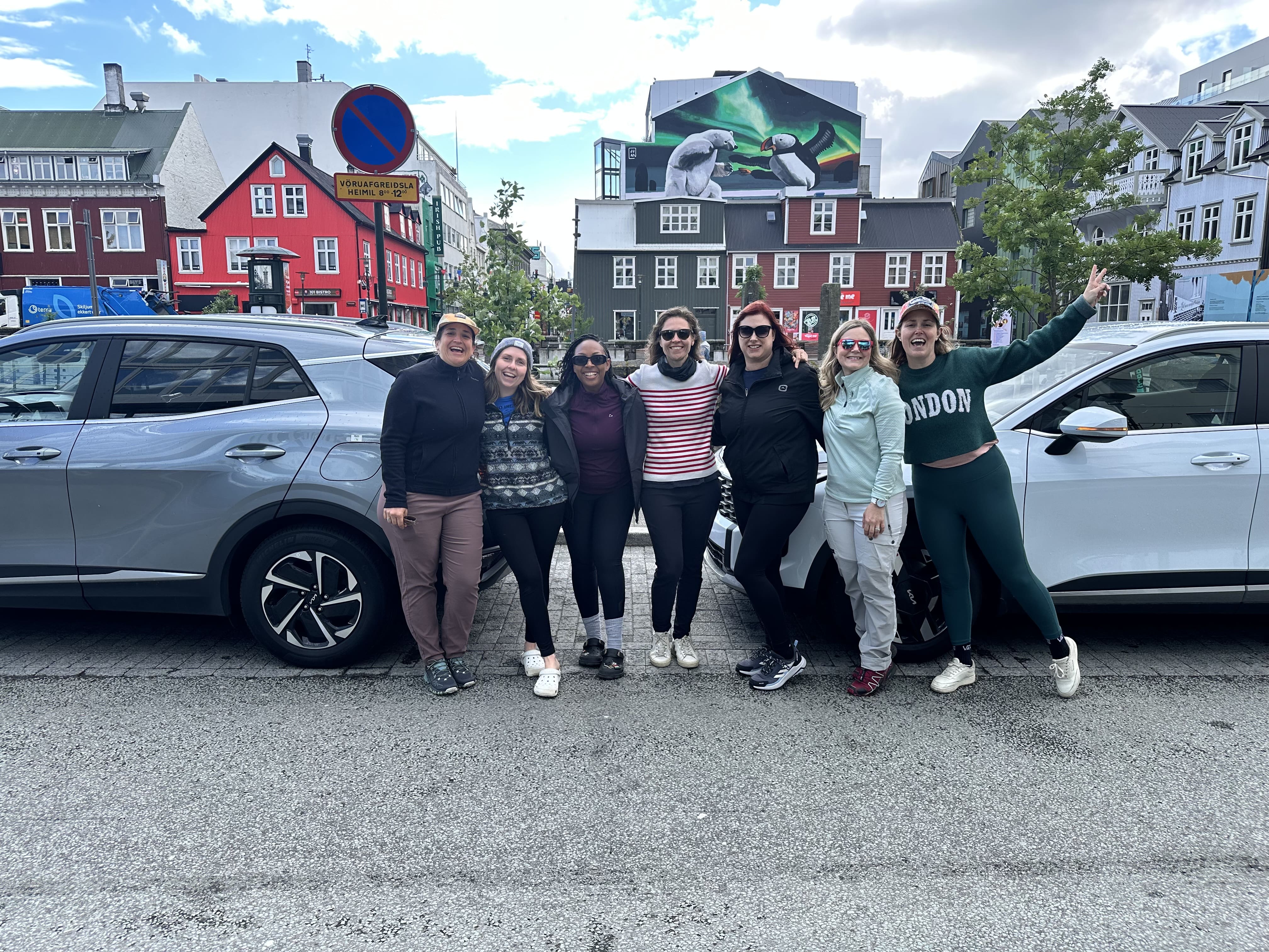 equipe-avec-voiture-départ-golden circle