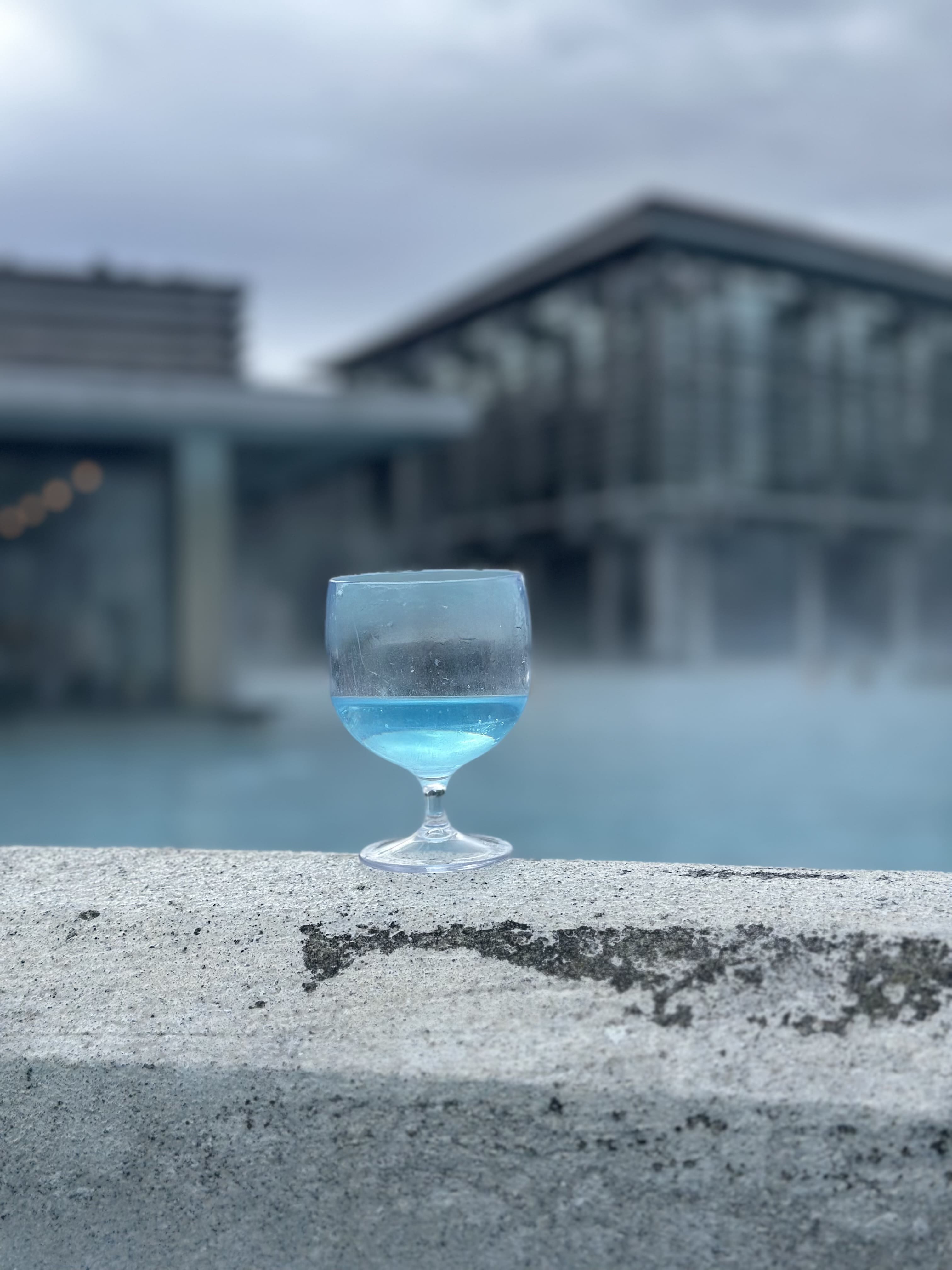 Cocktail bleu au milieu du blue lagoon